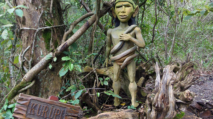 Drewniany posąg przedstawiający legendarnego Kurupi w całej okazałości 