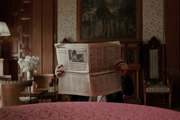 Człowiek czytający starą gazetę w bogatym, szlacheckim domu