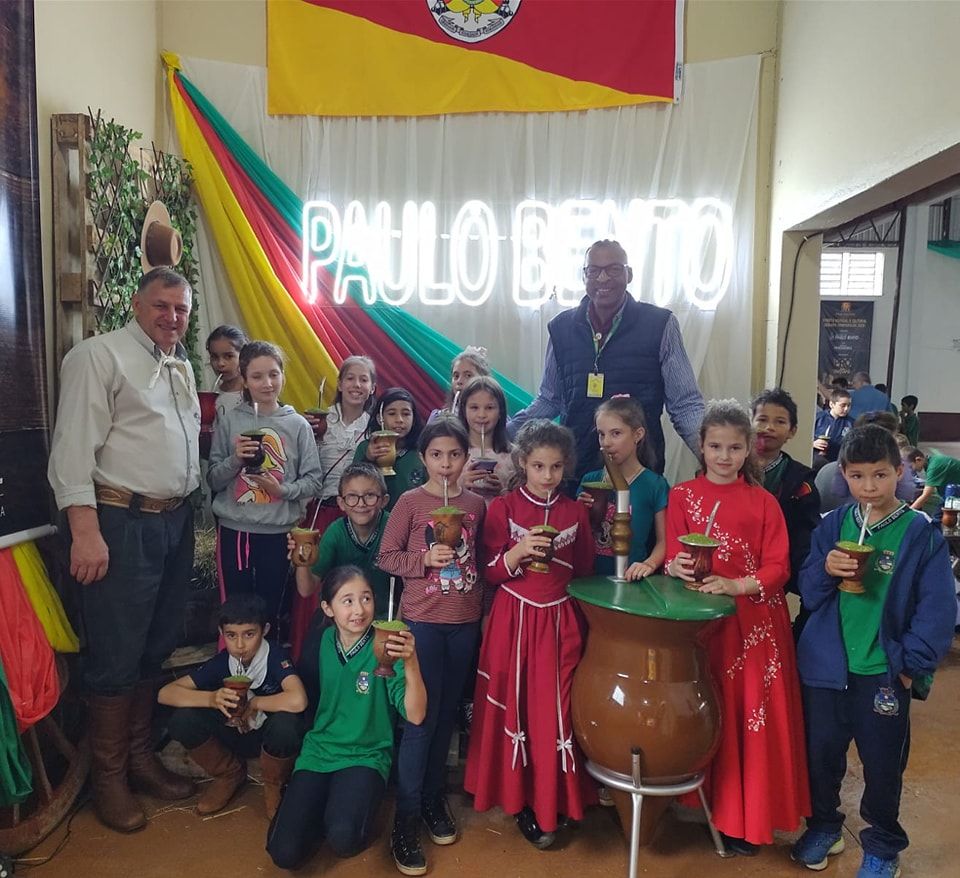 Dzieci w szkole uczą się przygotowania i ozdabiania chimarrao Dzieci w szkole uczą się przygotowania i ozdabiania chimarrao (Escola do Chimarrão, Paulo Bento, Rio Grande do Sul, Brazylia)